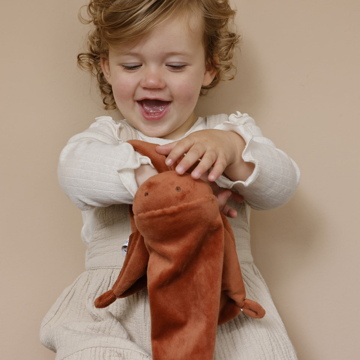 Difrax Baby Comforter - Brick with toddler
