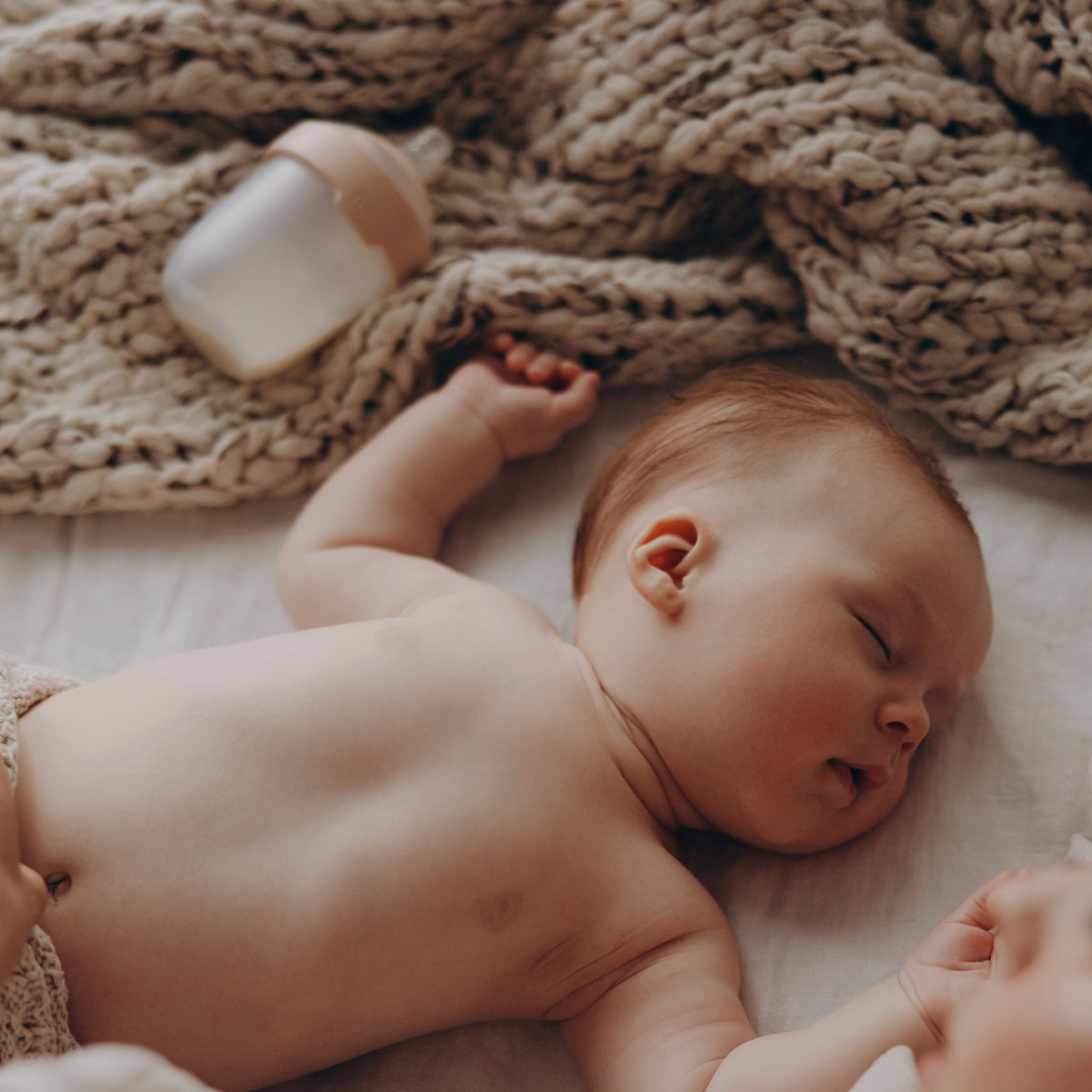Difrax LOVI Mammafeel Bottle (150 ml) - Baby Sleeping with Bottle