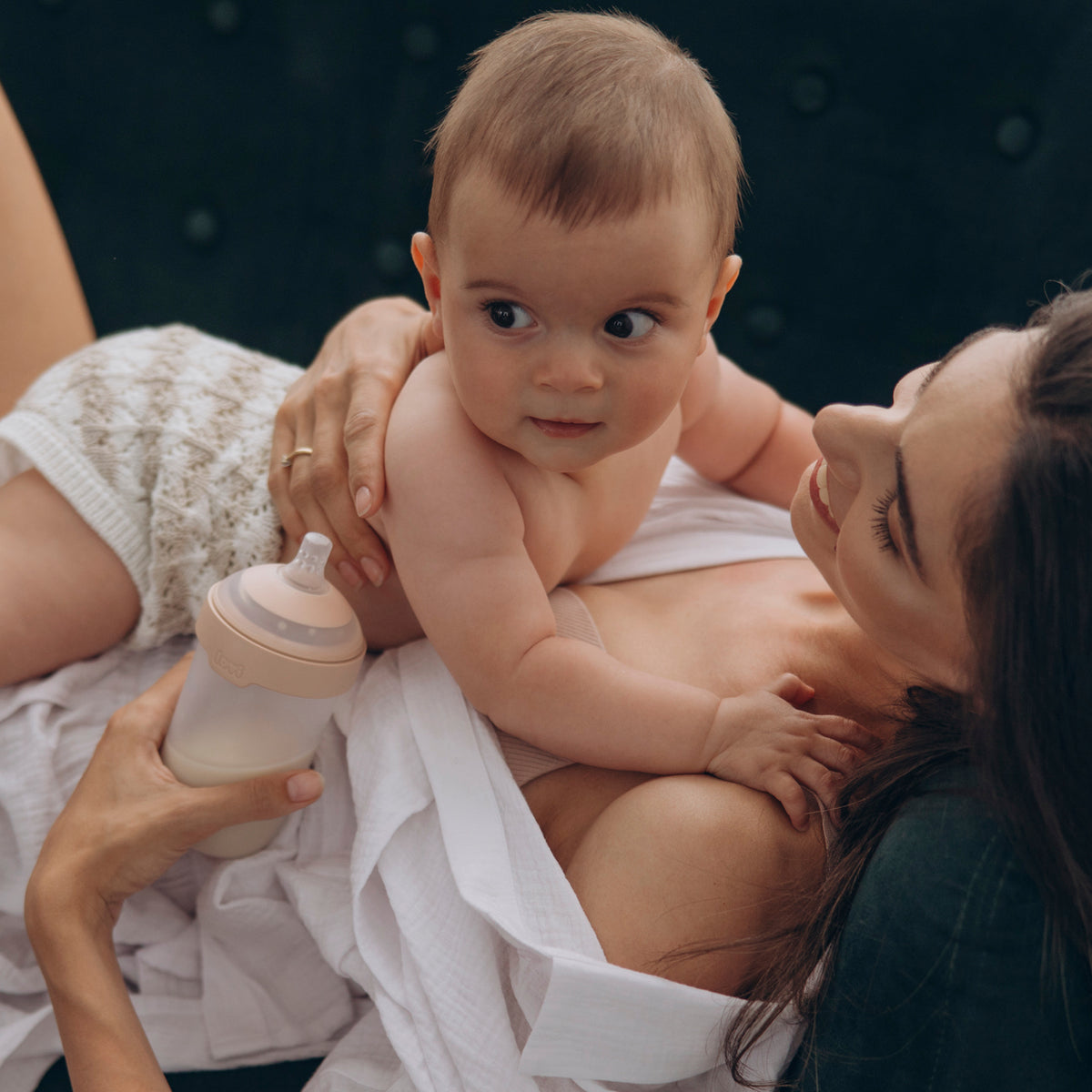 Difrax LOVI Mammafeel Bottle (250 ml) - Baby on Moms Chest
