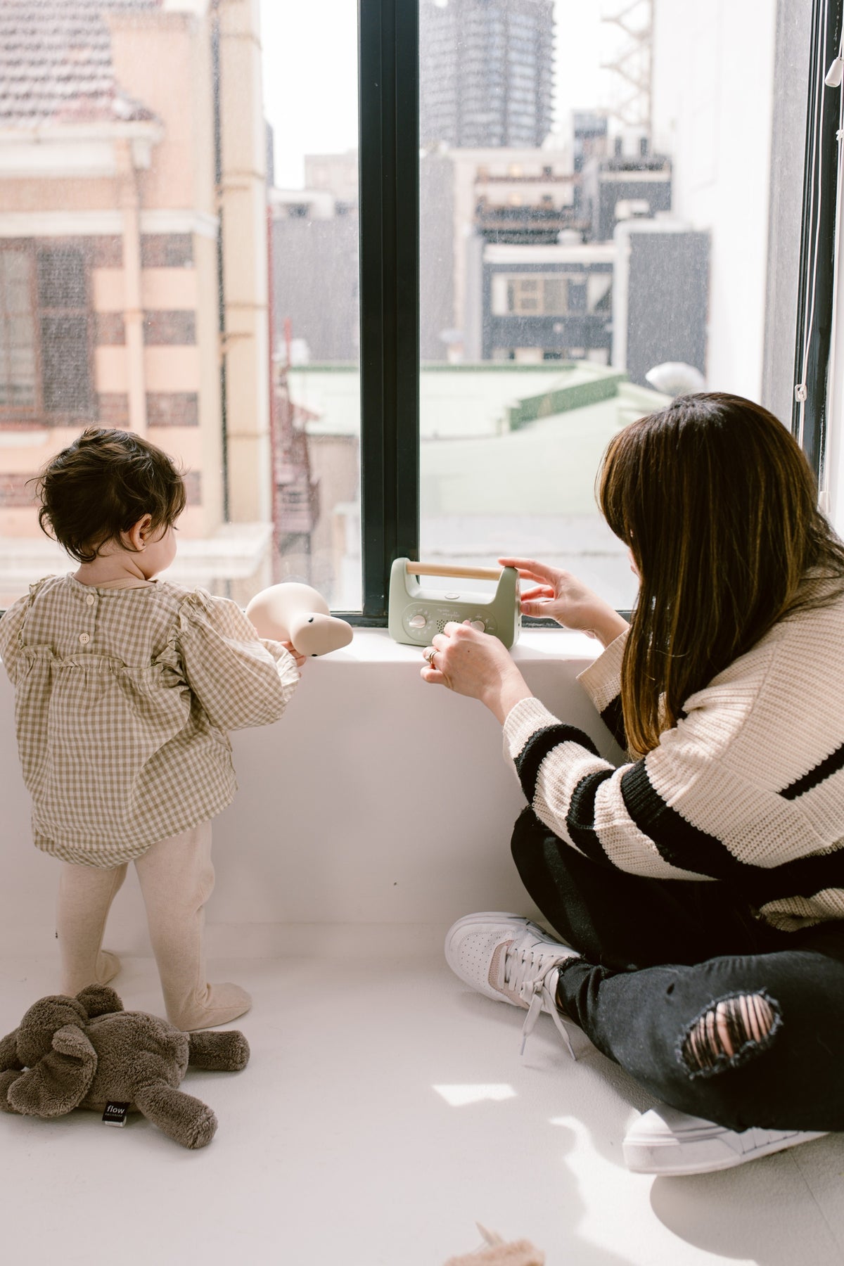 Morphee - My Little Morphee - Mom at Window with George Heartbeat Comforter & Liva Night Light