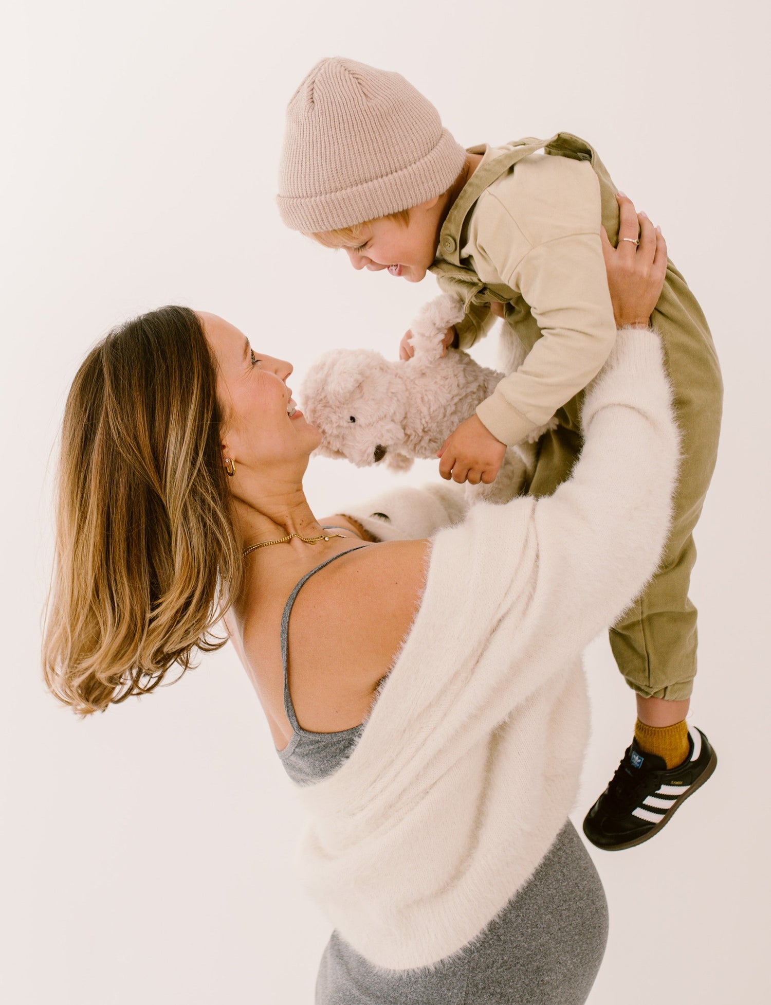 Flow Amsterdam - Lou Heartbeat Comforter - Pregnant Mom with Boy Lifted Up