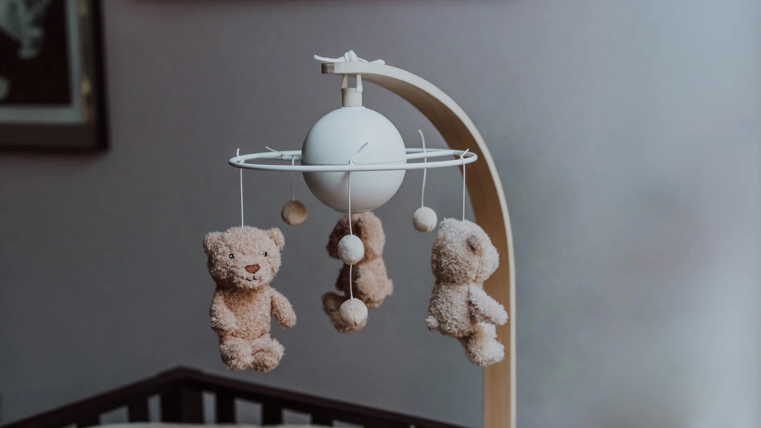 Lou Mobile - Plush Close Up on Stand in Cot - White